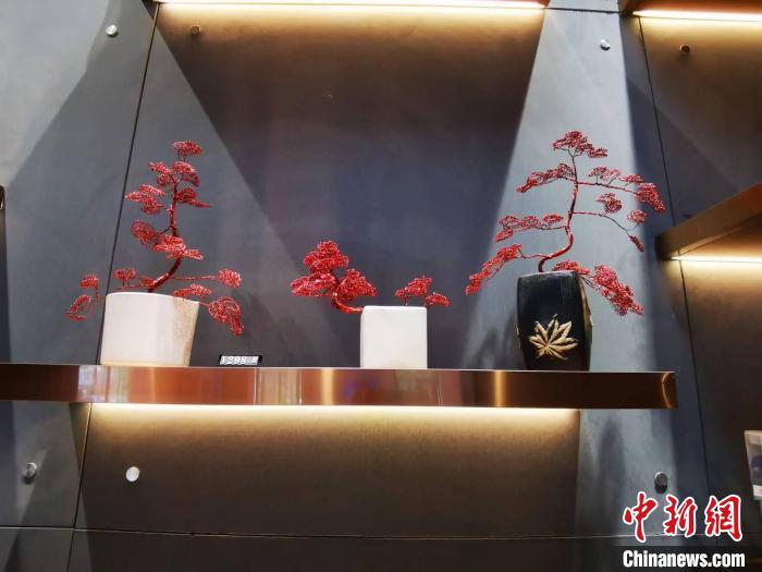 圖為三鋼職工手工制作的鋼花工藝品作為景區(qū)商品上架售賣?！±壮?攝