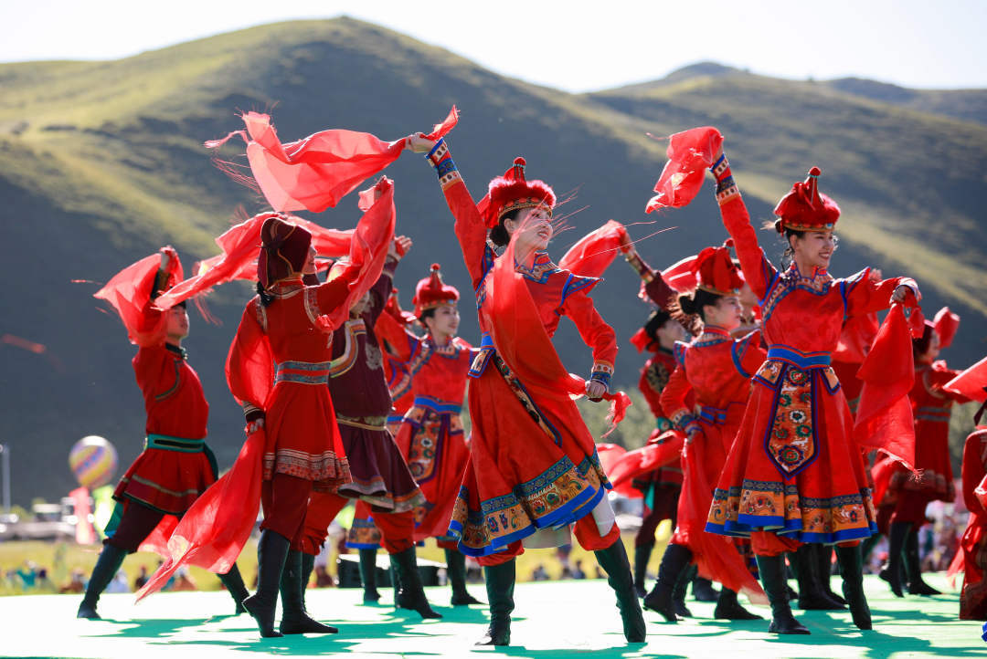 2022年8月8日，烏蘭牧騎隊員們在第九屆內(nèi)蒙古自治區(qū)烏蘭牧騎藝術(shù)節(jié)開幕式上進行文藝表演。丁根厚 攝