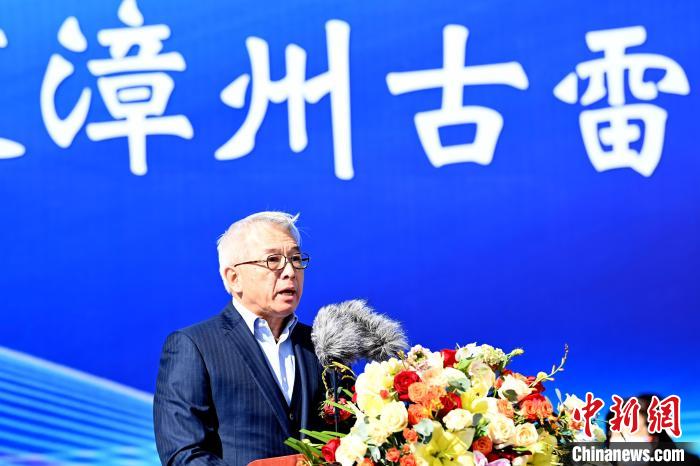 福建古雷石化有限公司董事長吳亦圭介紹項目建設(shè)及投產(chǎn)情況。　張金川 攝