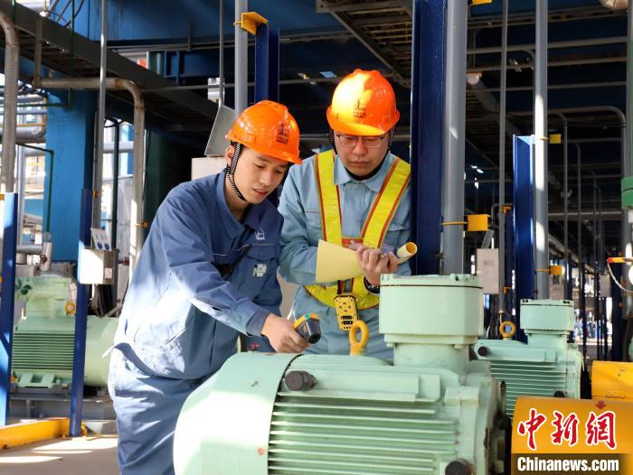 圖為齊魯石化員工巡檢監(jiān)測(cè)運(yùn)轉(zhuǎn)電機(jī)溫度，確保設(shè)備安穩(wěn)運(yùn)行?！⒎挤?攝